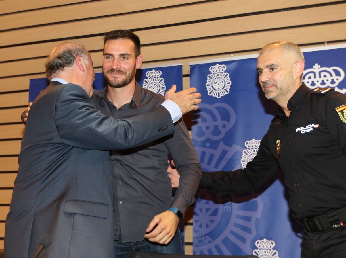 Vicente del Bosque y Saúl Craviotto reciben en Valladolid la Placa de Honor de la Policía Nacional