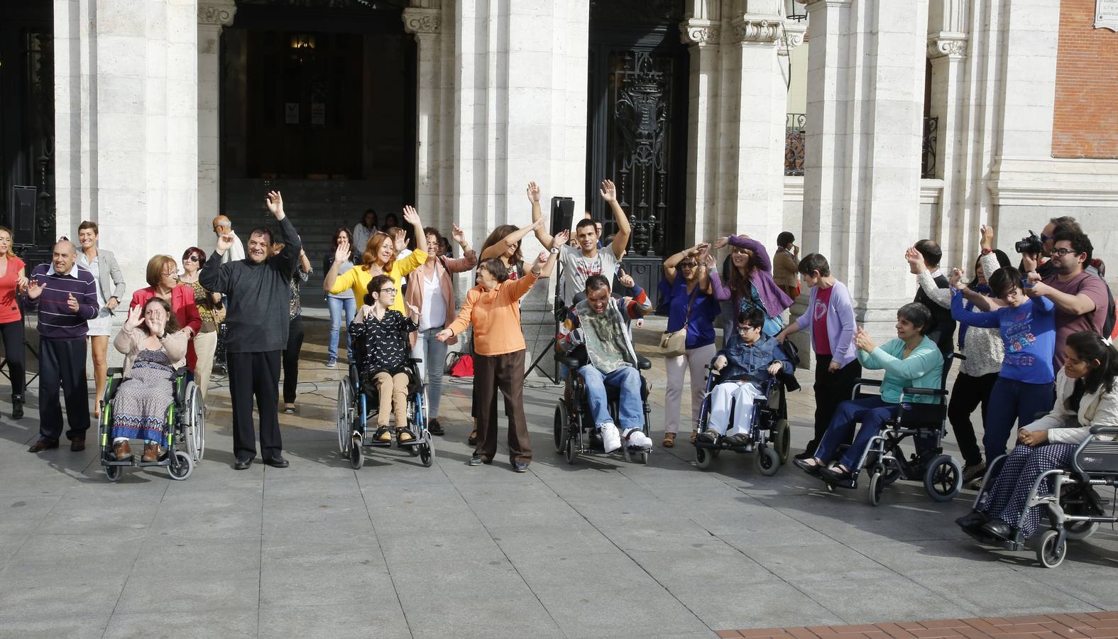 Miembros de Aspace realizan una &#039;flashmob&#039; en la Plaza Mayor de Valladolid