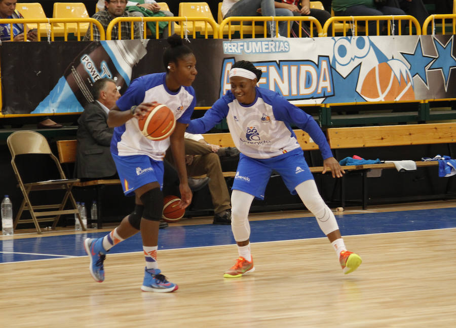 Partido entre el Perfumerías Avenida de Salamanca y el IDK Gipuzkoa de la Liga Femenina de baloncesto