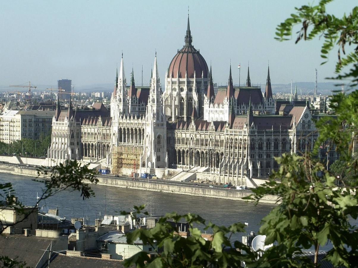 Budapest. Une sus encantos como destino clásico (el castillo de Buda, el Bastión de los Pescadores, el Parlamento en Pest o los referentes del art nouvea) con los nuevos barrios de moda, sus 'bares de ruina' y una animadísima vida nocturna. Una visita a sus clásicos baños termales puede ser la guinda que culmine una escapada perfecta.