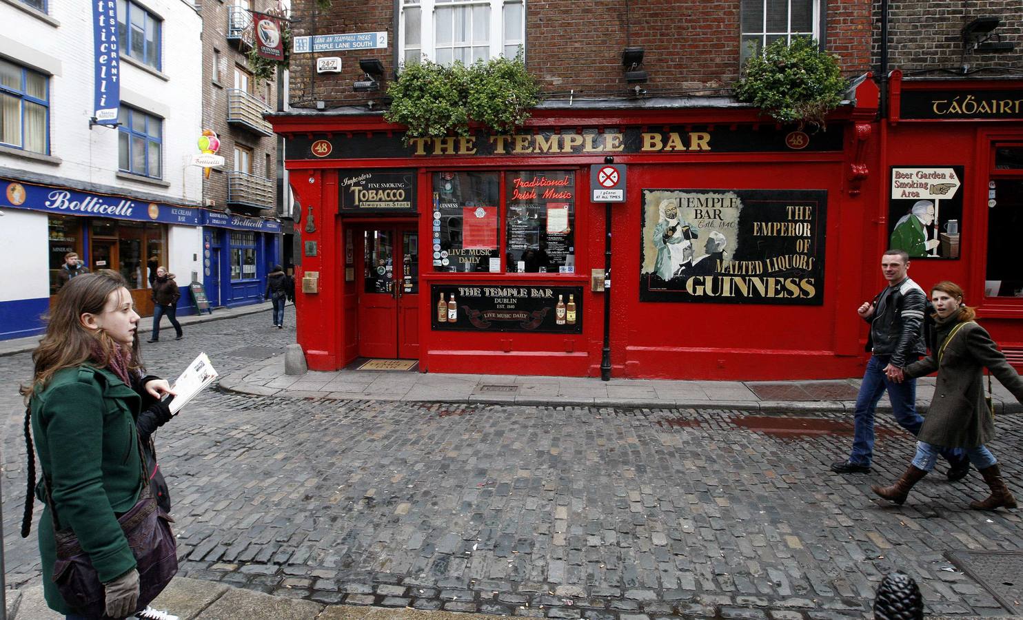 Dublín. Lo más llamativo son sus pubs, uno en cada esquina, pero hay más que hacer y disfrutar, desde museos y espectáculos, hasta una famosa universidad, el Trinity College. La zona más mencionada entre los jóvenes es la de Temple Bar, visita imprescindible junto con la fábrica de su famosa cerveza Guiness.