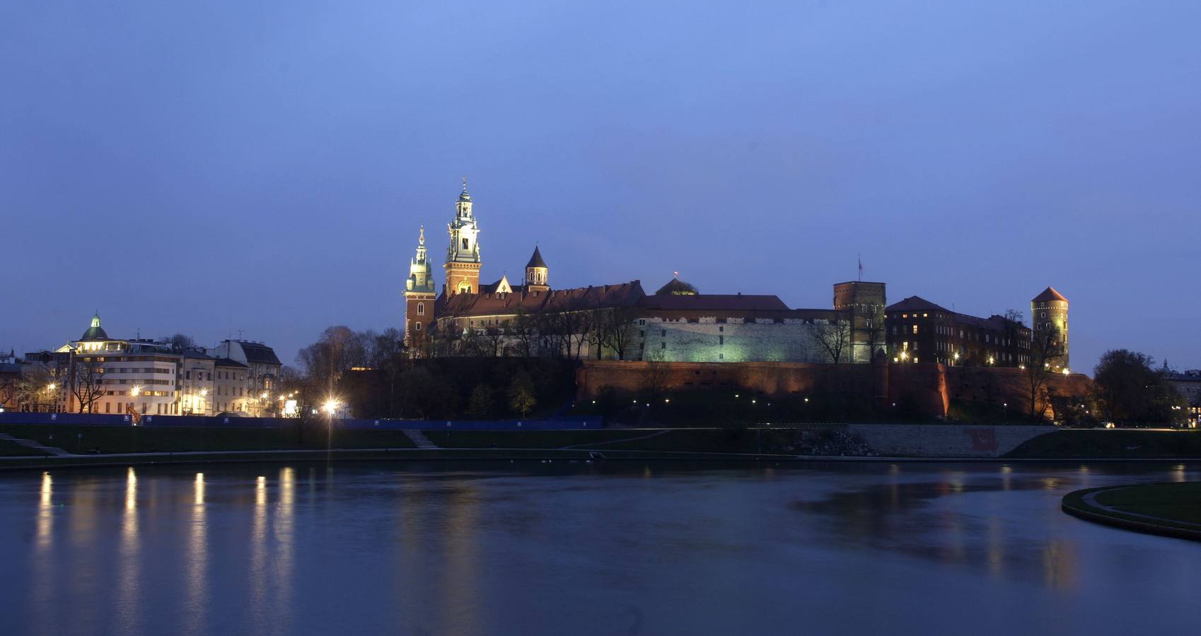 Cracovia. Una mezcla de historia y arquitectura, con la mayor plaza de mercado medieval de Europa, un espléndido castillo que preside el casco antiguo desde la colina y un barrio judío con una animada vida nocturna.