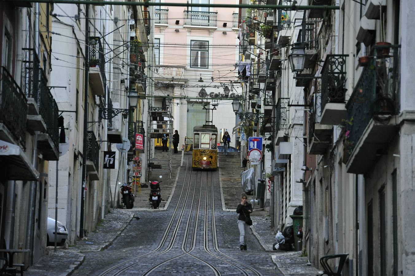 Lisboa. Su aspecto decadente y barrios como el de la Alfama, que sobrevivió al gran terremoto de Lisboa, contribuyen en gran parte al encanto de esta bella ciudad.