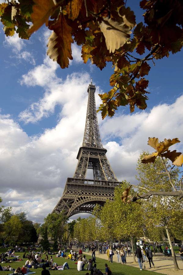 París. Sus encantos son incuestionables: desde los atardeceres en lo alto de la Torre Eiffel o el Sacre Coeur hasta la imprescindible visita al Louvre, por no hablar de sus bulevares, el barrio latino, Nôtre Dame, sus restaurantes y brasseries.
