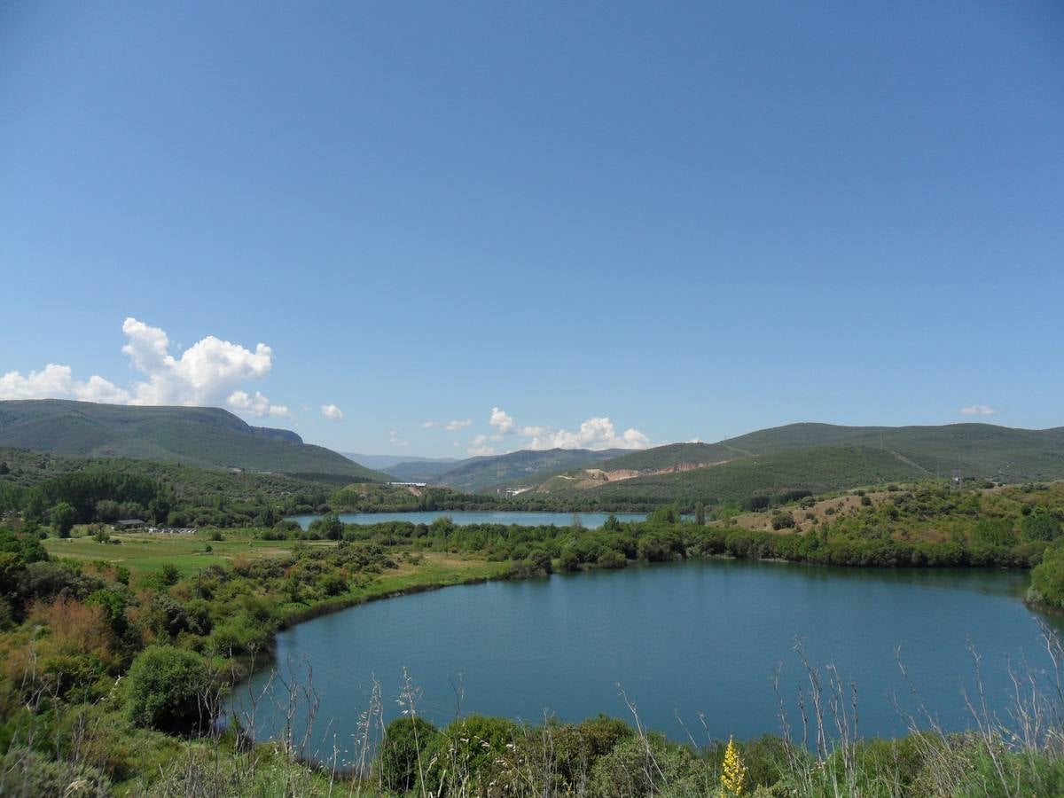 Lago de Carucedo (León). Se sitúa en la parte más occidental de la comarca de El Bierzo, al oeste de la provincia de León. Destaca entre los lagos de barrera o aluvionamiento por su singular formación, debida a las excavaciones romanas de Las Médulas. En El Bierzo existe la leyenda de que la espada de Roldán se encuentra en el Lago de Carucedo, cerca de las minas romanas de Las Médulas.