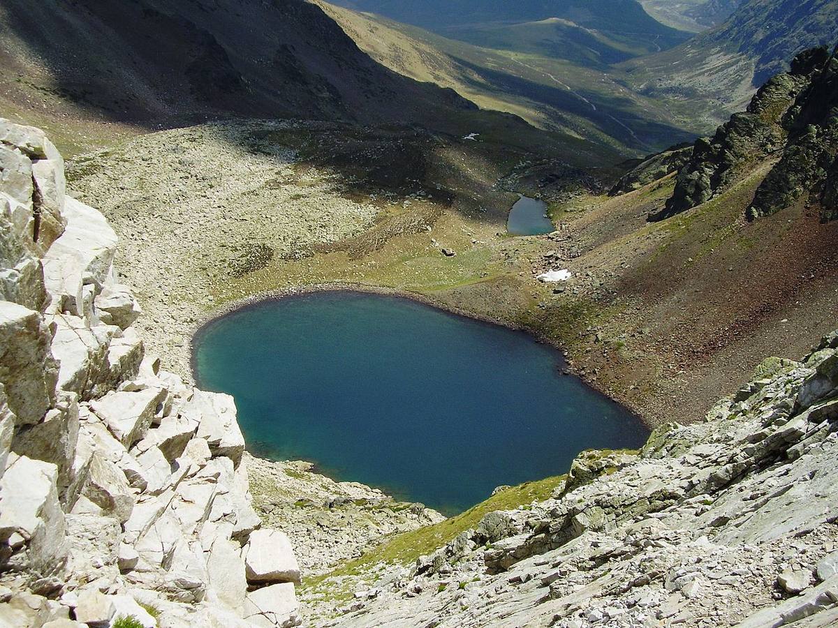 Laguna de Fuentes Carrionas. Formada por dos lagos contiguos de origen glaciar. Se encuentra en el término municipal de Velilla del Río Carrión e integrada en el Parque Natural de las Fuentes Carrionas y Fuente Cobre-Montaña Palentina.