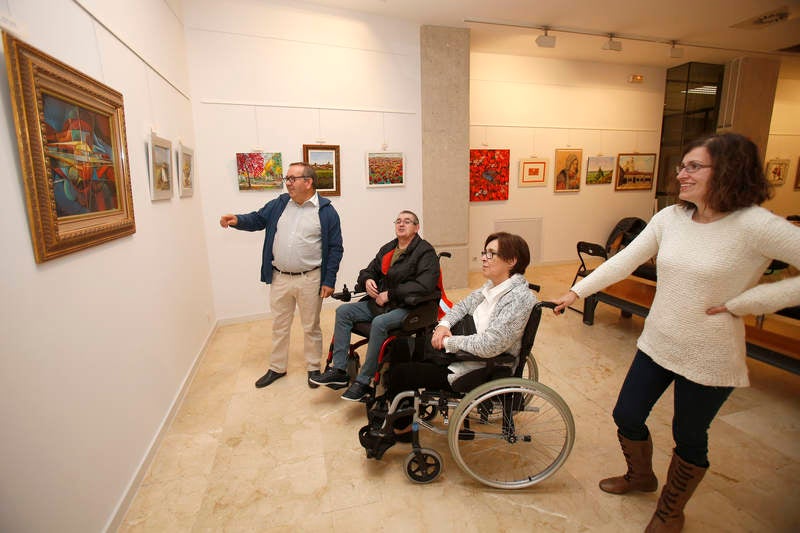 La Biblioteca Pública de Palencia acoge una exposición de pintura a favor de la Asociación de Esclerosis Múltiple