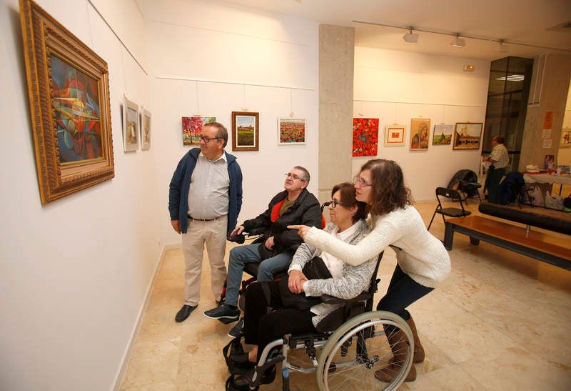 La Biblioteca Pública de Palencia acoge una exposición de pintura a favor de la Asociación de Esclerosis Múltiple