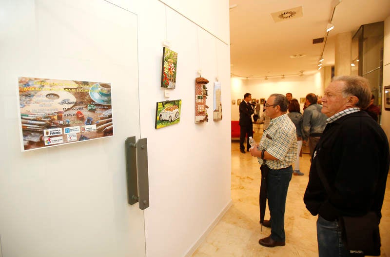 La Biblioteca Pública de Palencia acoge una exposición de pintura a favor de la Asociación de Esclerosis Múltiple