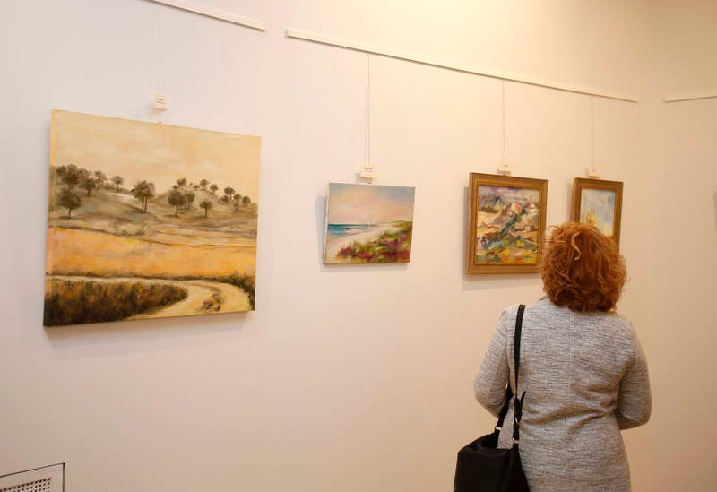 La Biblioteca Pública de Palencia acoge una exposición de pintura a favor de la Asociación de Esclerosis Múltiple