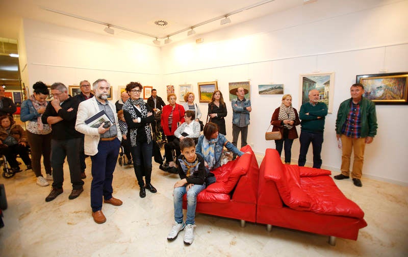 La Biblioteca Pública de Palencia acoge una exposición de pintura a favor de la Asociación de Esclerosis Múltiple