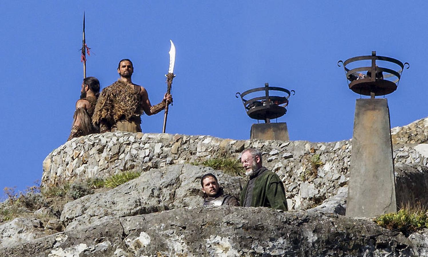 Jon Nieve rueda Juego de Tronos en San Juan de Gaztelugatxe