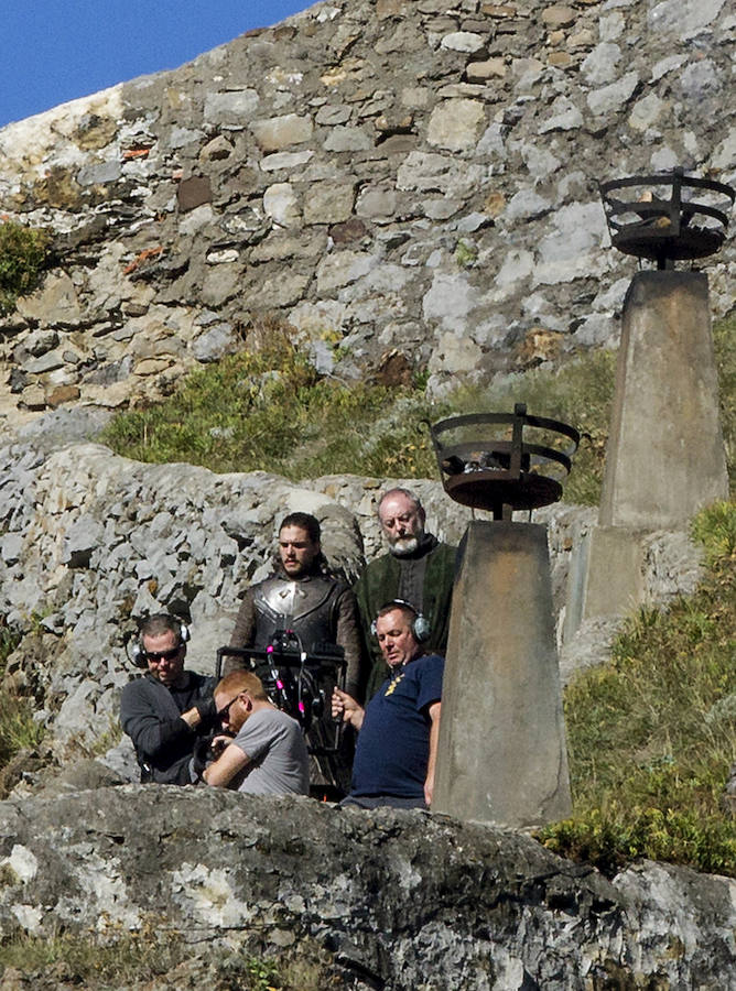 Jon Nieve rueda Juego de Tronos en San Juan de Gaztelugatxe