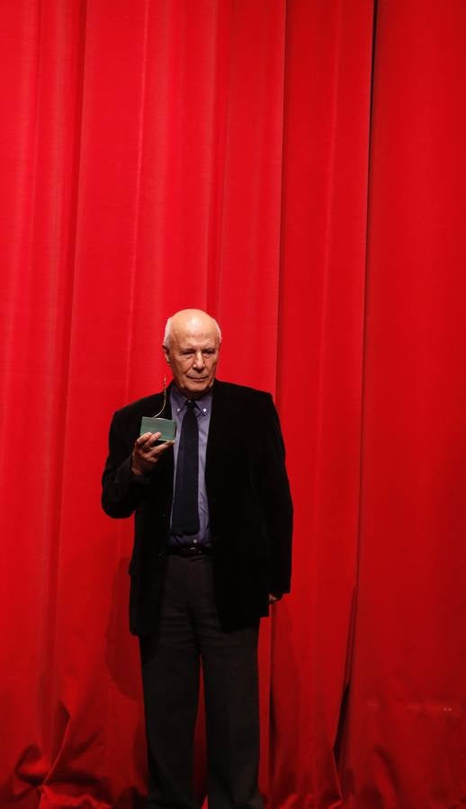 Francisco Regueiro recibe la Espiga de Oro de Honor de la Seminci