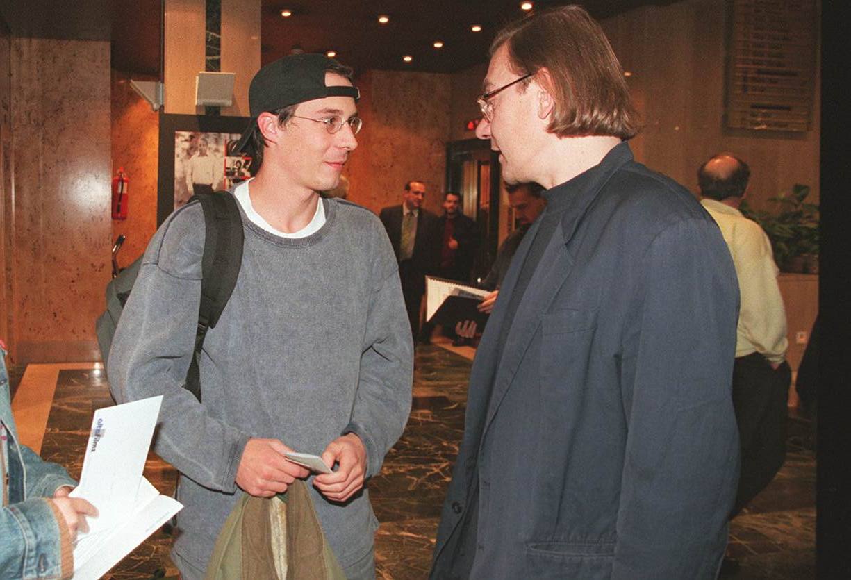 1998. Fele Martínez y Fernando Bauluz, protagonista y director de la película 'Lágrimas negras' en el Olid Meliá.