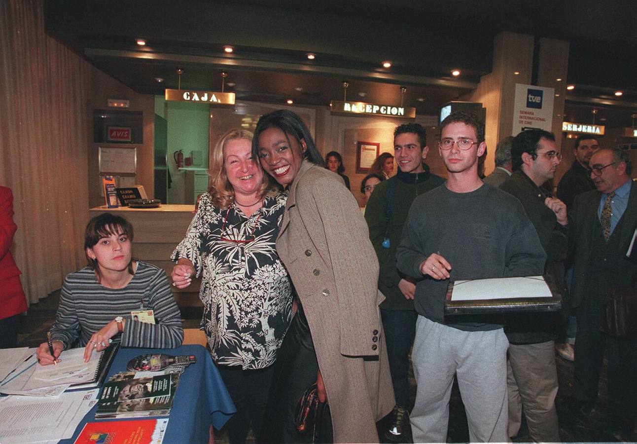 1998. Francine Gálvez a su llegada al hotel.