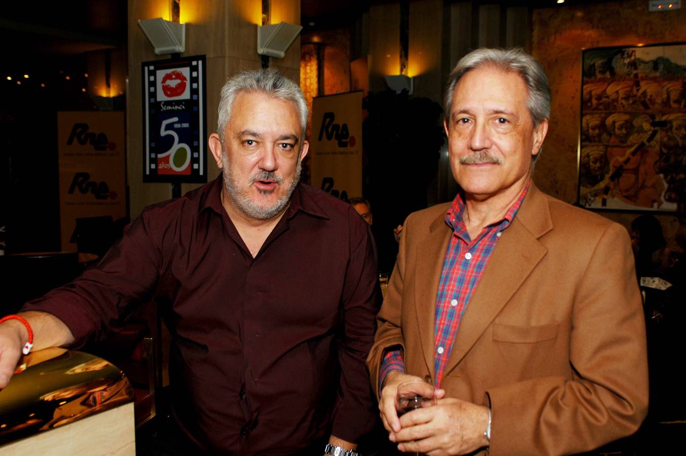 2005. Imanol Uribe, director de cine, y Juan Carlos Frugone, director del festival, en el Hotel Olid Meliá durante la 50 Seminci.