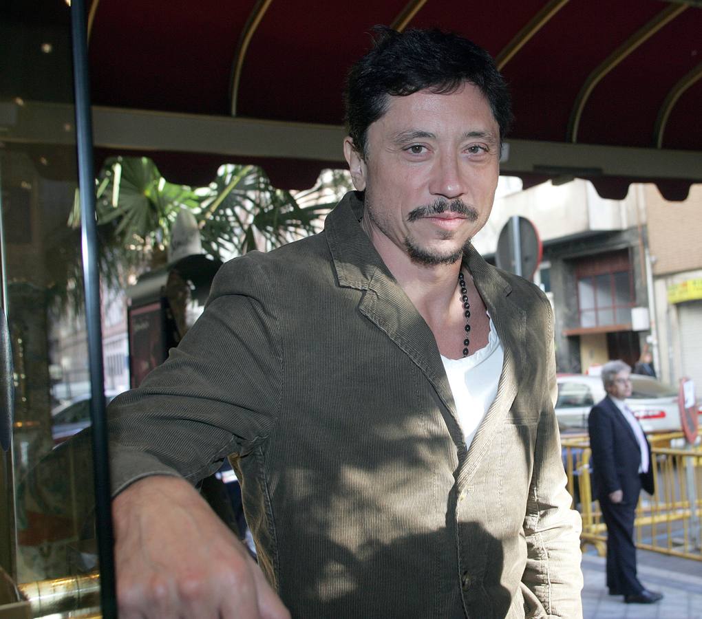 2007. El actor Carlos Bardem, a su llegada al hotel, momentos antes de asistir a la presentación de la película "La zona" fuera de concurso en la 52 Semana Internacional de Cine de Valladolid.