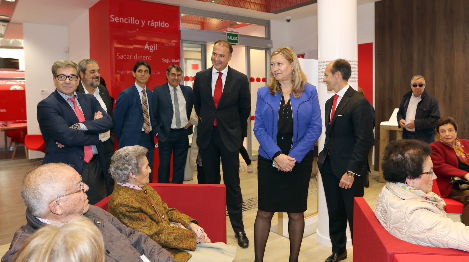 El Banco Santander inaugura la nueva &#039;Smart Red&#039; en la calle Santiago de Valladolid