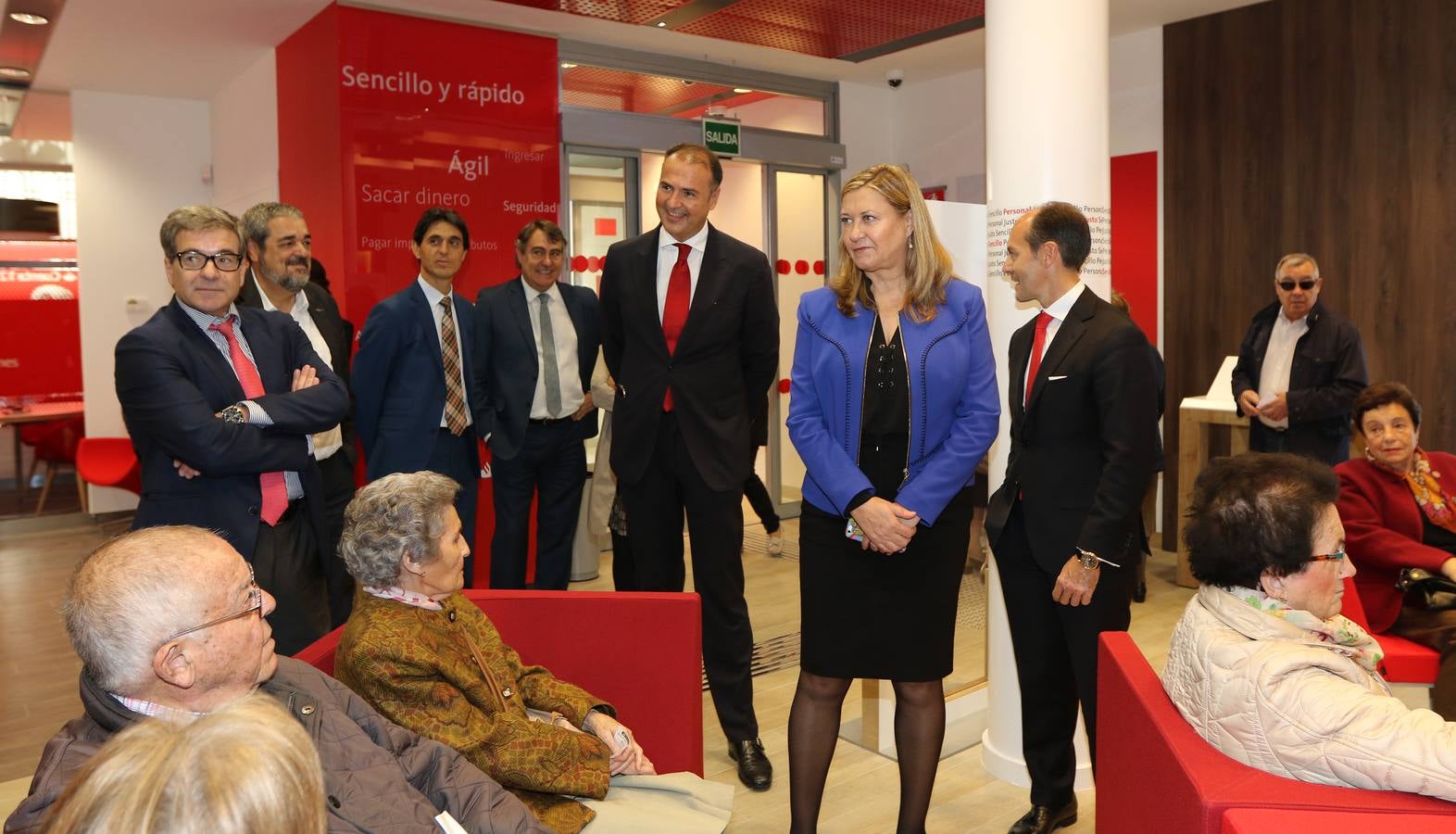 El Banco Santander inaugura la nueva &#039;Smart Red&#039; en la calle Santiago de Valladolid