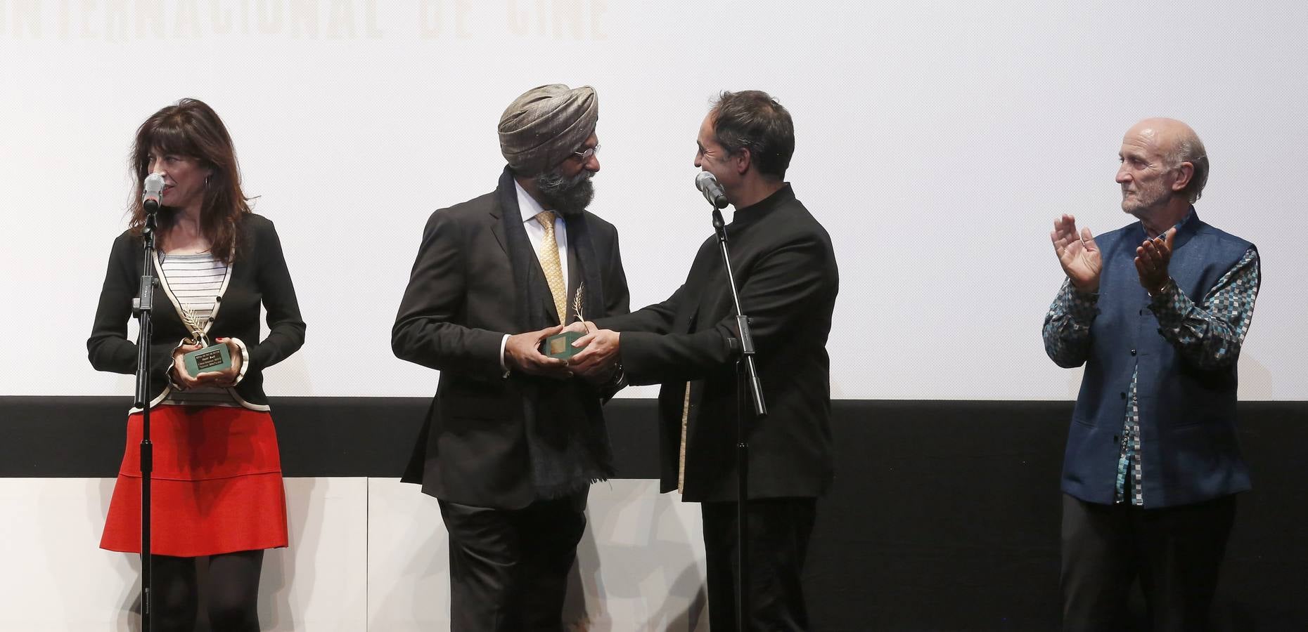 Bobby Bedi y Kabir Bedi reciben las Espigas de Honor de la Seminci