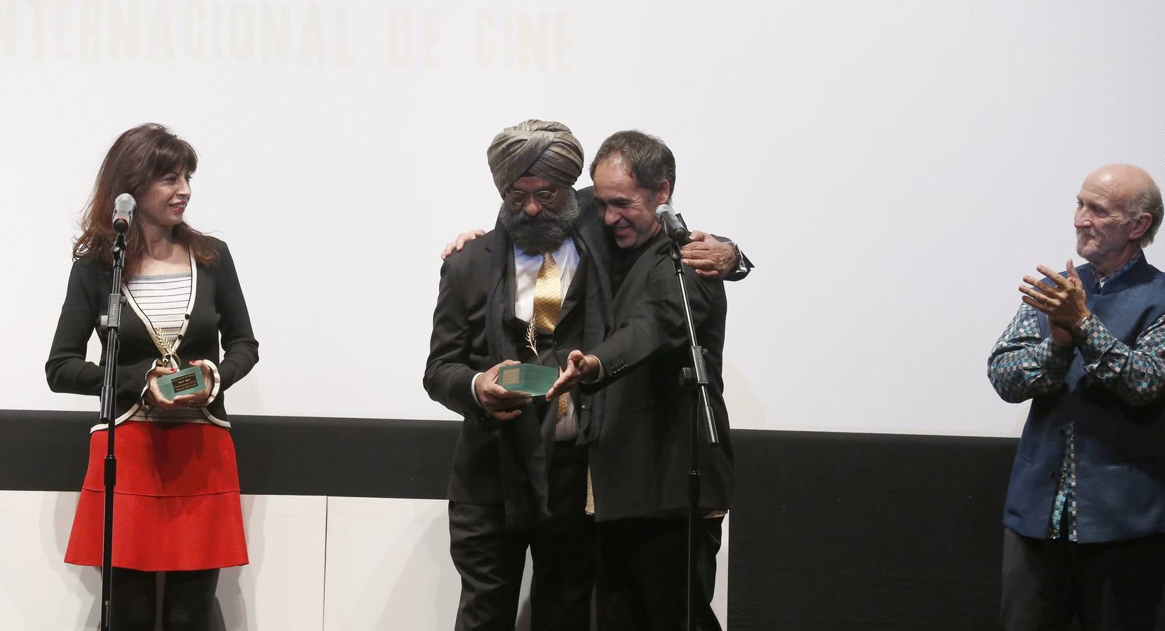 Bobby Bedi y Kabir Bedi reciben las Espigas de Honor de la Seminci