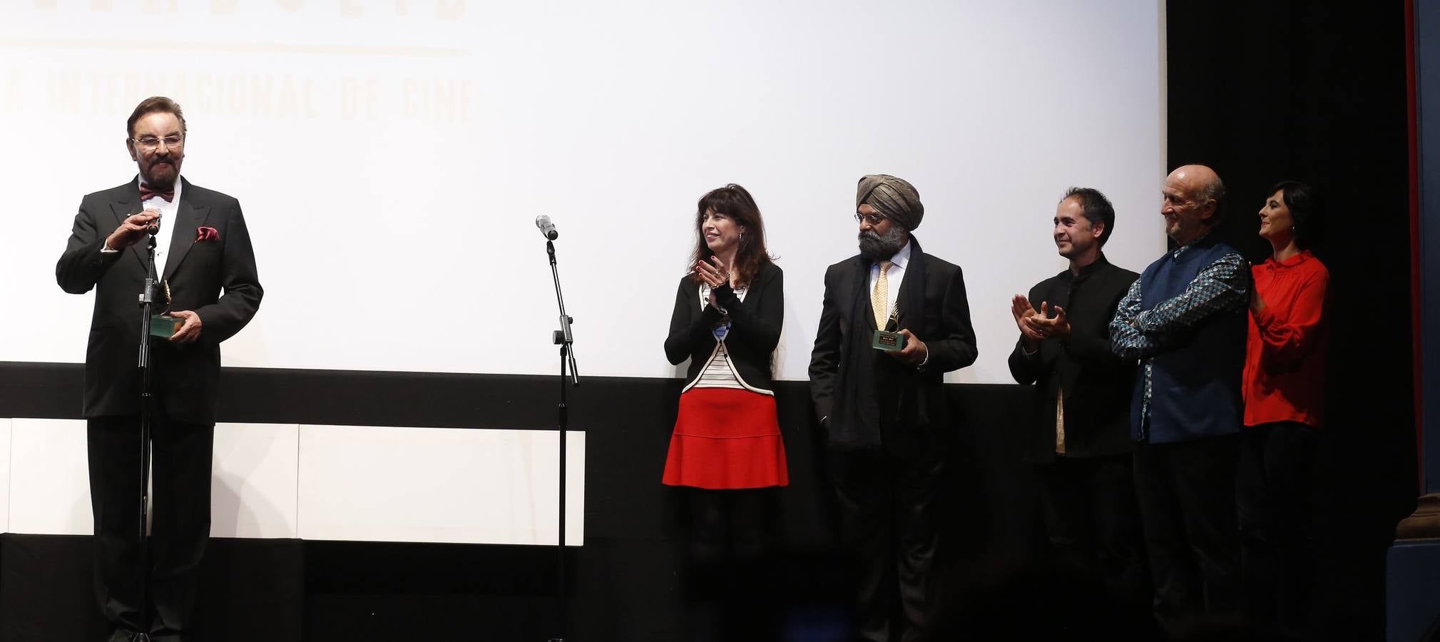 Bobby Bedi y Kabir Bedi reciben las Espigas de Honor de la Seminci