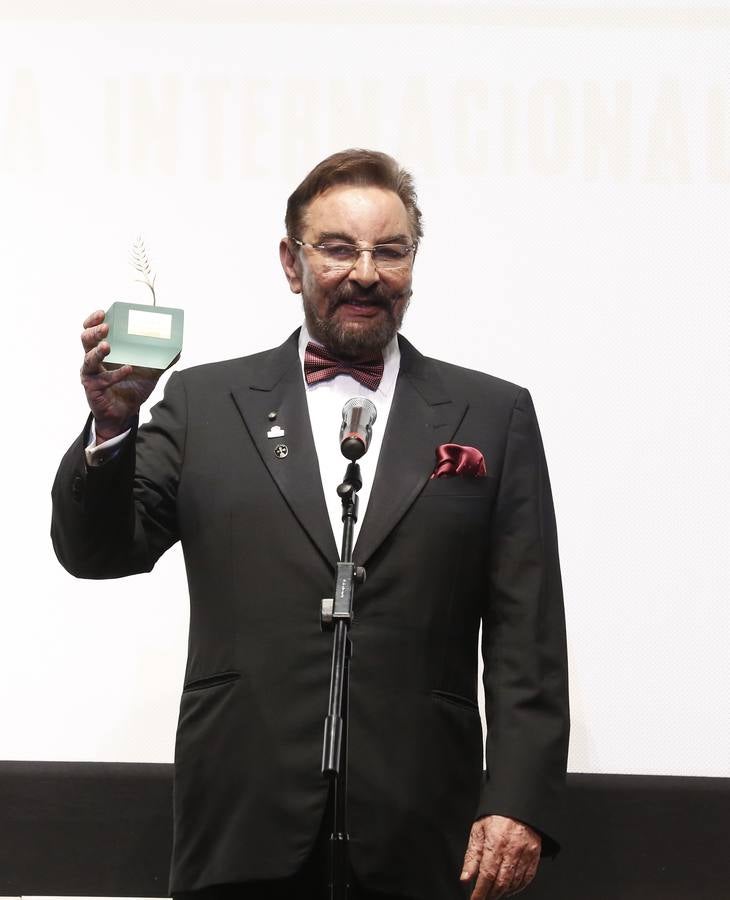 Bobby Bedi y Kabir Bedi reciben las Espigas de Honor de la Seminci