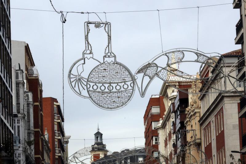 Las calles Gamazo, Miguel Íscar y el paseo de Zorrilla de Valladolid ya están adornadas con las luces de Navidad