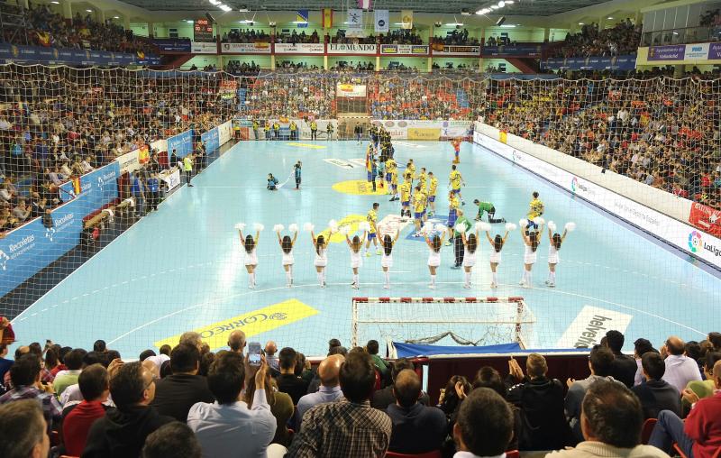 Partido de balonmano España-Bosnia en el polideportivo Huerta del Rey de Valladolid