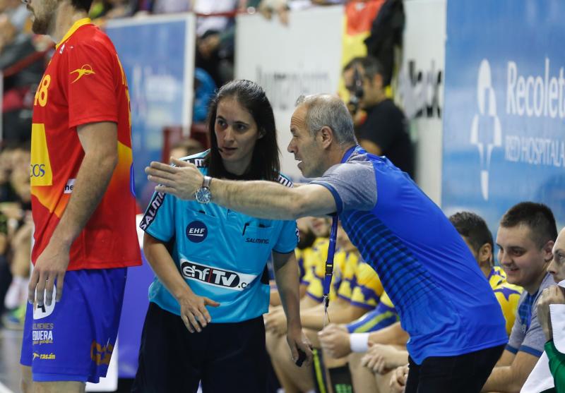 Partido de balonmano España-Bosnia en el polideportivo Huerta del Rey de Valladolid