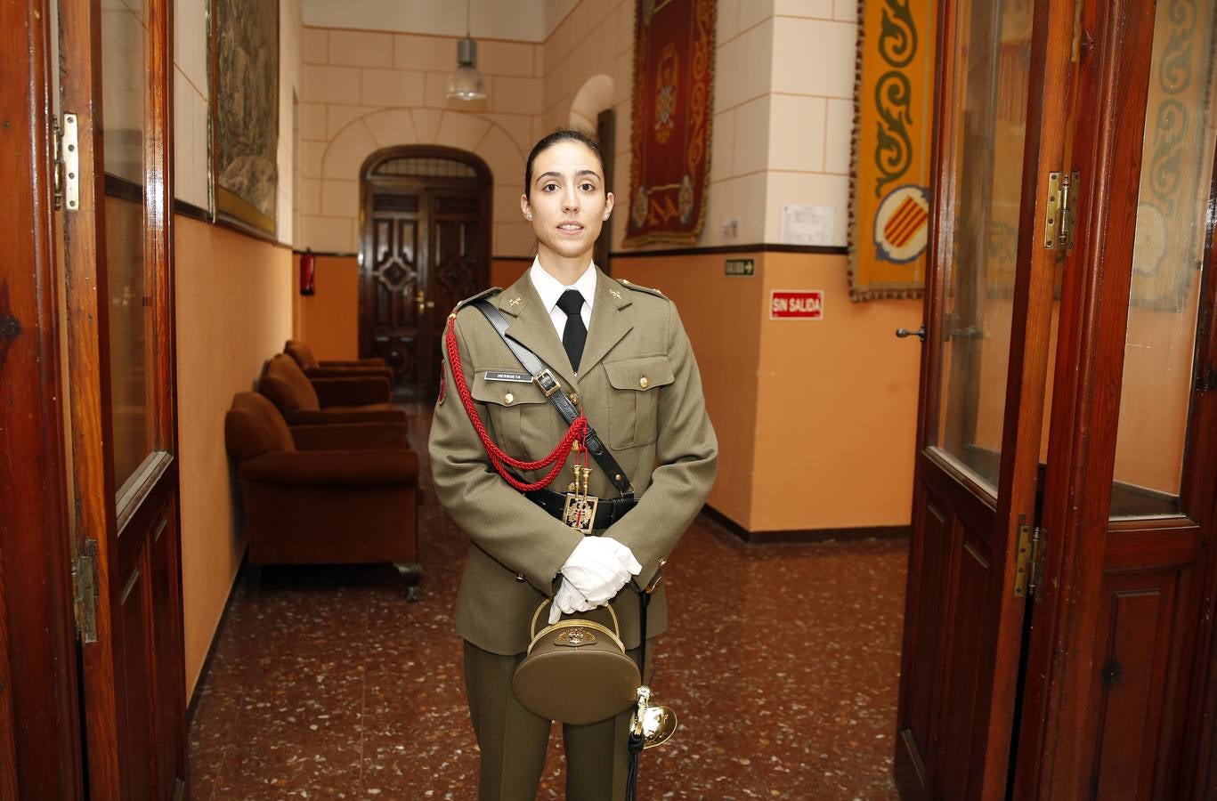 Laura Hergueta recibe el estandarte como alférez de la Academia de Caballería de Valladolid
