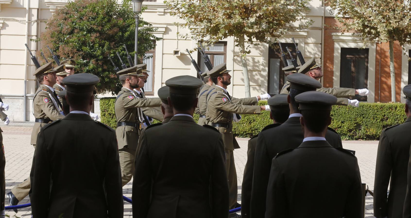 Laura Hergueta recibe el estandarte como alférez de la Academia de Caballería de Valladolid