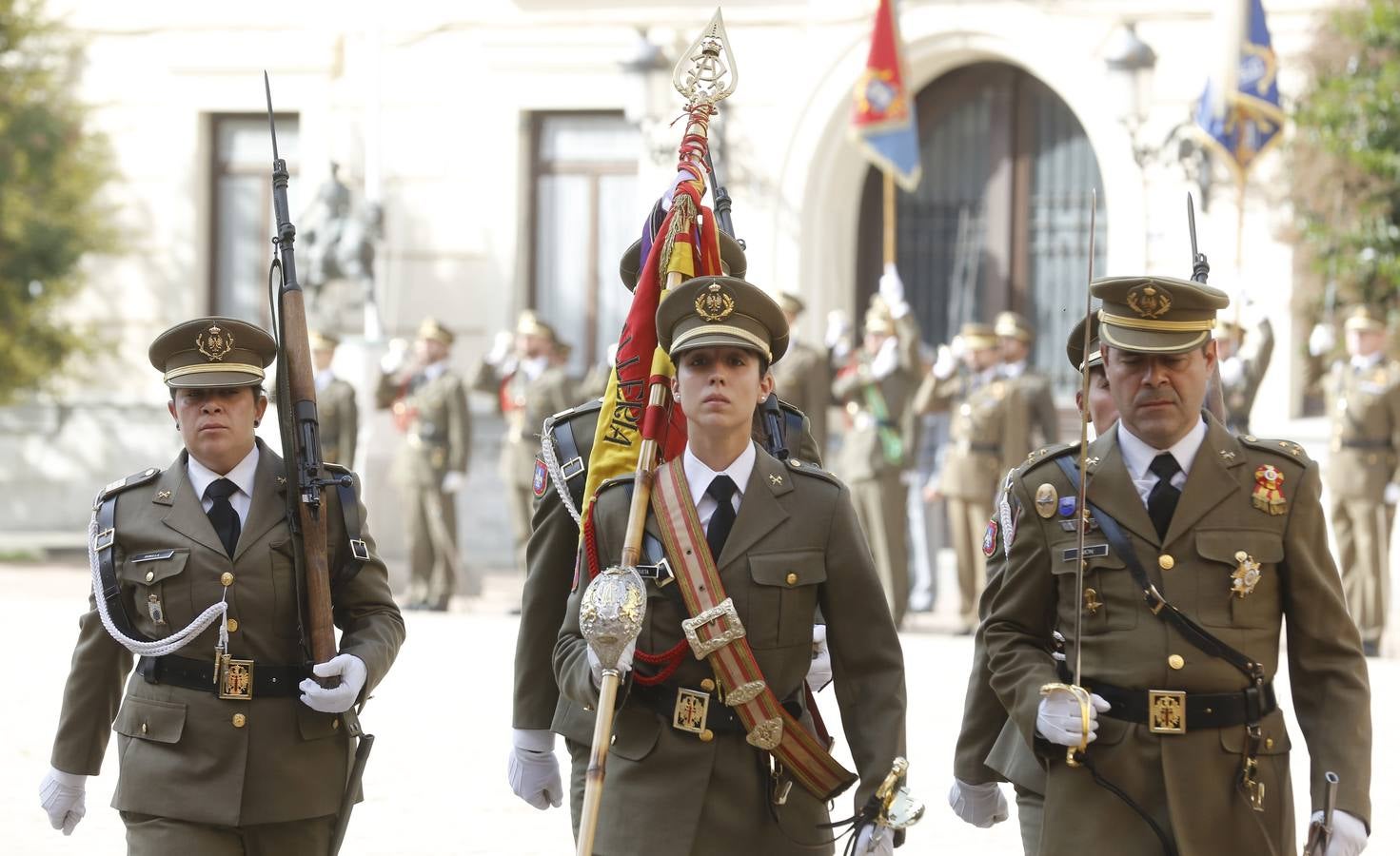 Laura Hergueta recibe el estandarte como alférez de la Academia de Caballería de Valladolid