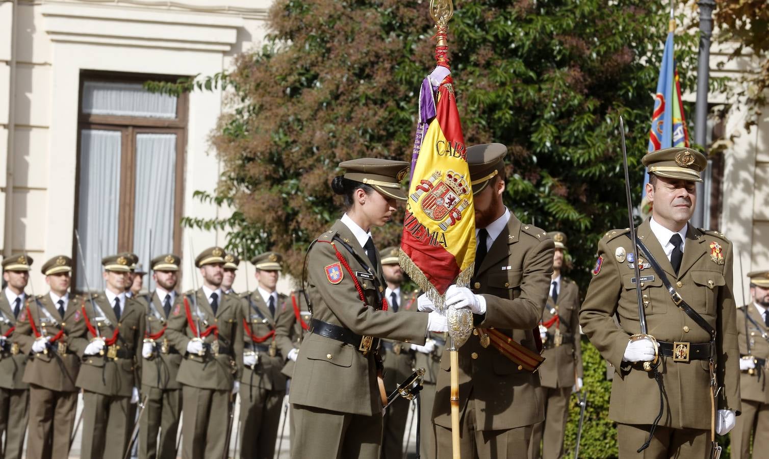 Laura Hergueta recibe el estandarte como alférez de la Academia de Caballería de Valladolid