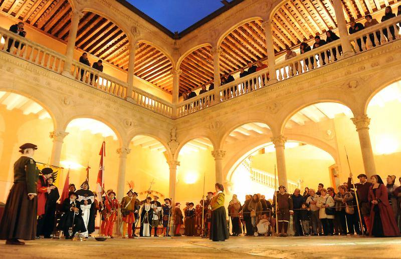 Carlos V, recibido y agasajado por Rodrigo de Dueñas en Medina del Campo