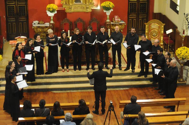 Coro Schola Antiqua cantando en la Iglesia de los Padres Carmelitas de Medina del Campo