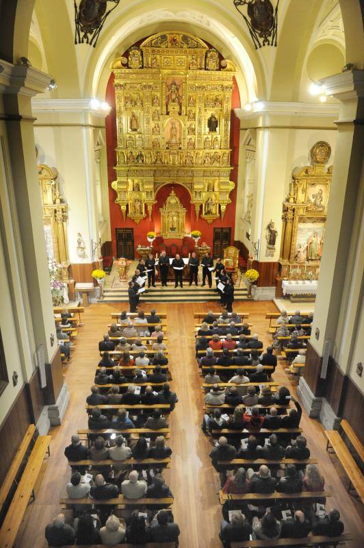 Coro Schola Antiqua cantando en la Iglesia de los Padres Carmelitas de Medina del Campo