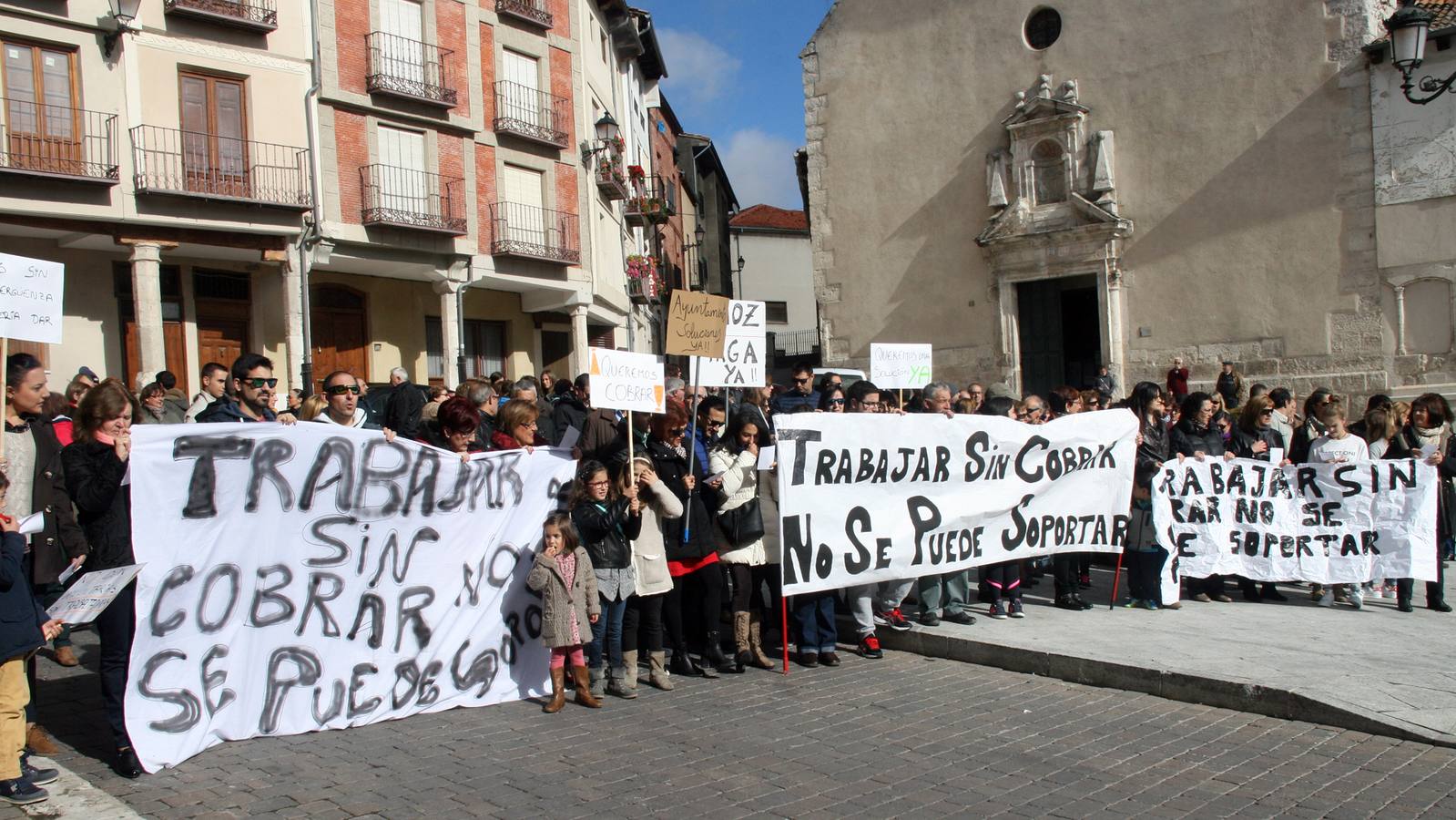 Protesta de las trabajadoras de la limpieza de los colegios de Cuéllar (Segovia)