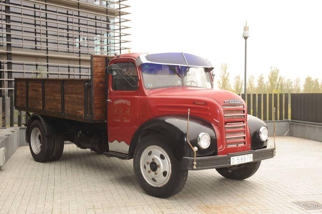 Exposición de vehículos históricos en Arroyo de la Encomienda