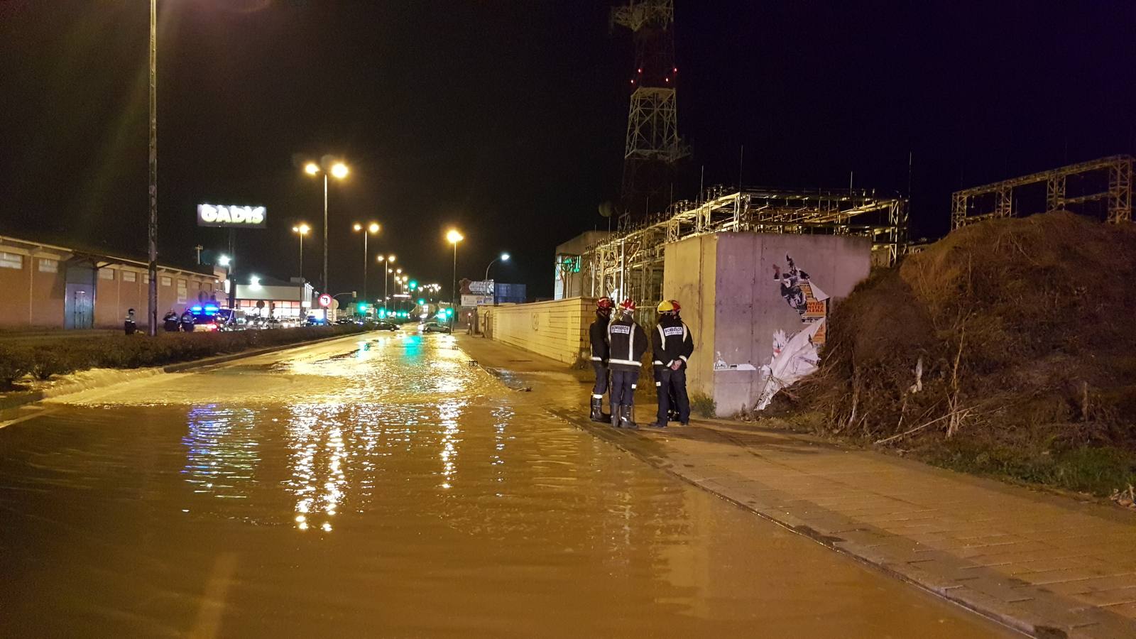 Reventón de una tubería en la Avenida de Zamora