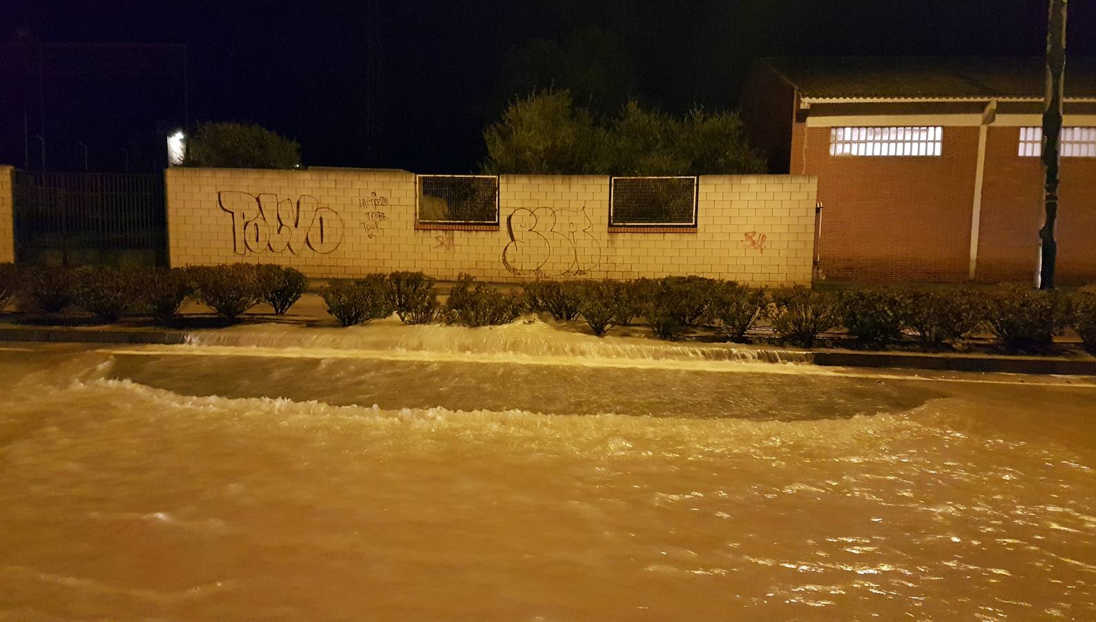 Reventón de una tubería en la Avenida de Zamora