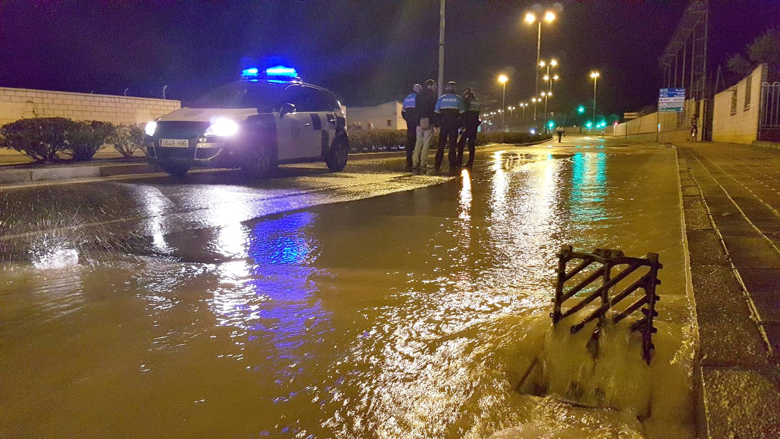 Reventón de una tubería en la Avenida de Zamora