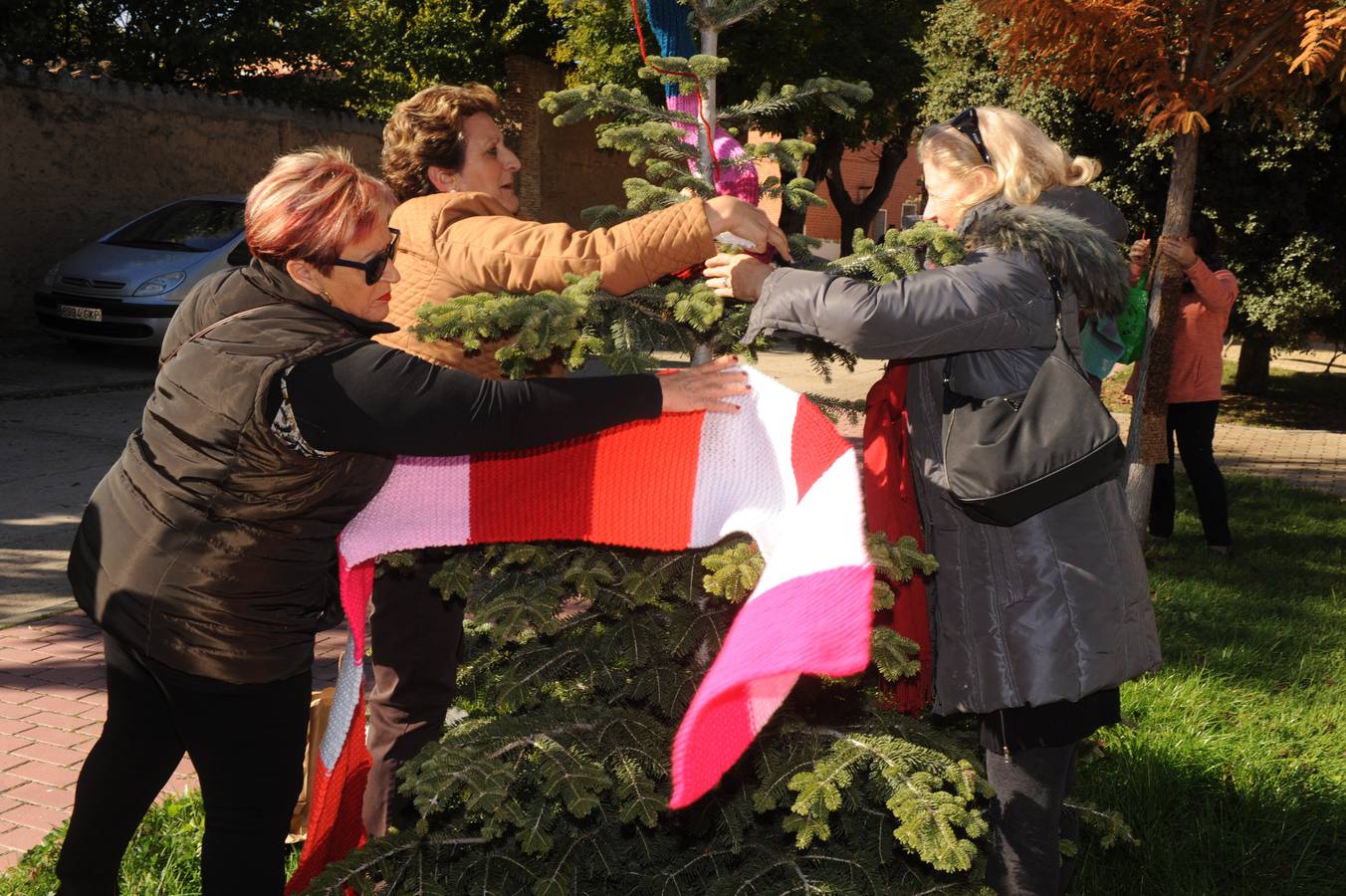 Vecinos de Pozaldez visten el pueblo con ganchillo