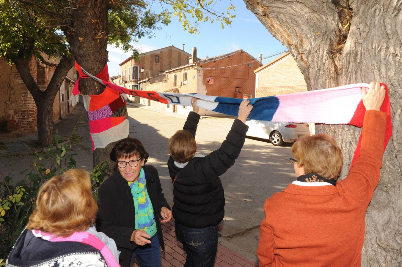 Vecinos de Pozaldez visten el pueblo con ganchillo