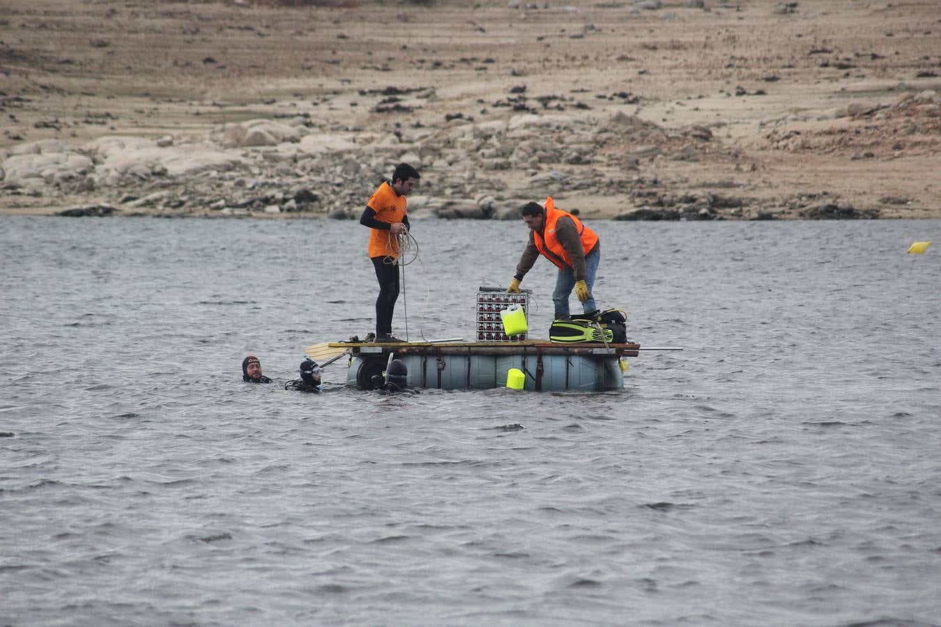 Inmersión de botellas de vino en el embalse de Las Cogotas para su envejecimiento