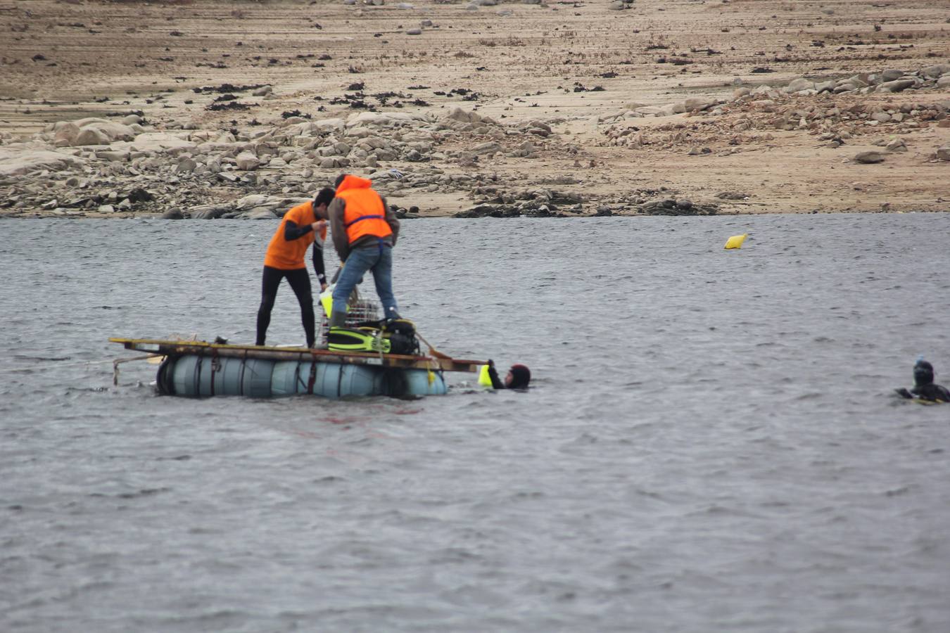 Inmersión de botellas de vino en el embalse de Las Cogotas para su envejecimiento