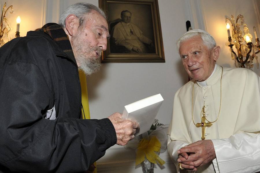 El papa Benedicto XVI con Fidel Castro en una imagen de 2012.