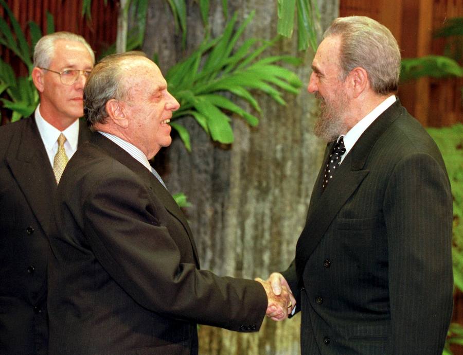 Fidel Castro recibe al expresidente de la Xunta de Galicia, Manuel Fraga, en el Palacio de la Revolución, en LaHabana en 1998.