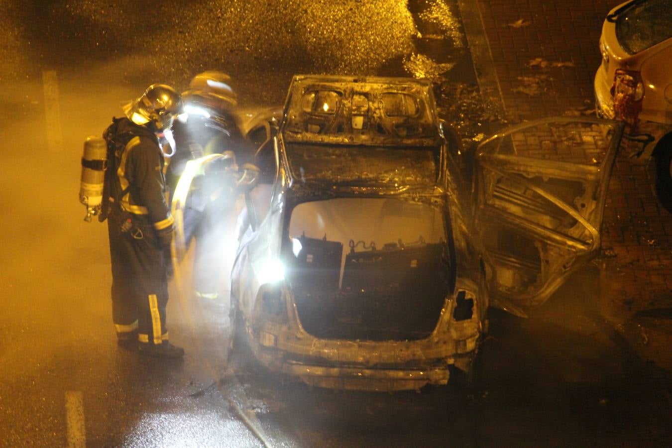 Incendio de un vehículo en la calle Monasterio del Paular